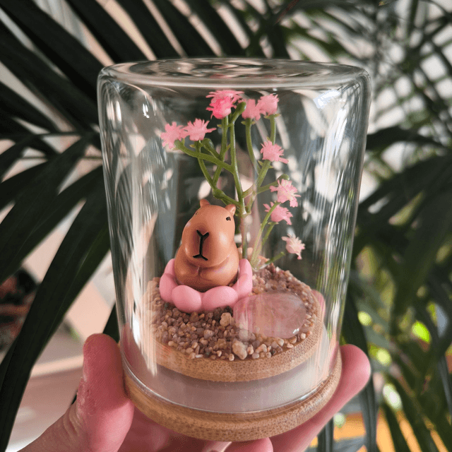 Ami protecteur - Capybara dans une fleur (quartz rose)